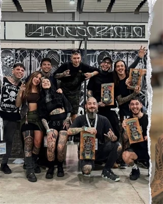 Argentyński artysta Nahuel Gomez zabezpiecza podium na konwencji tatuażu w Sa...